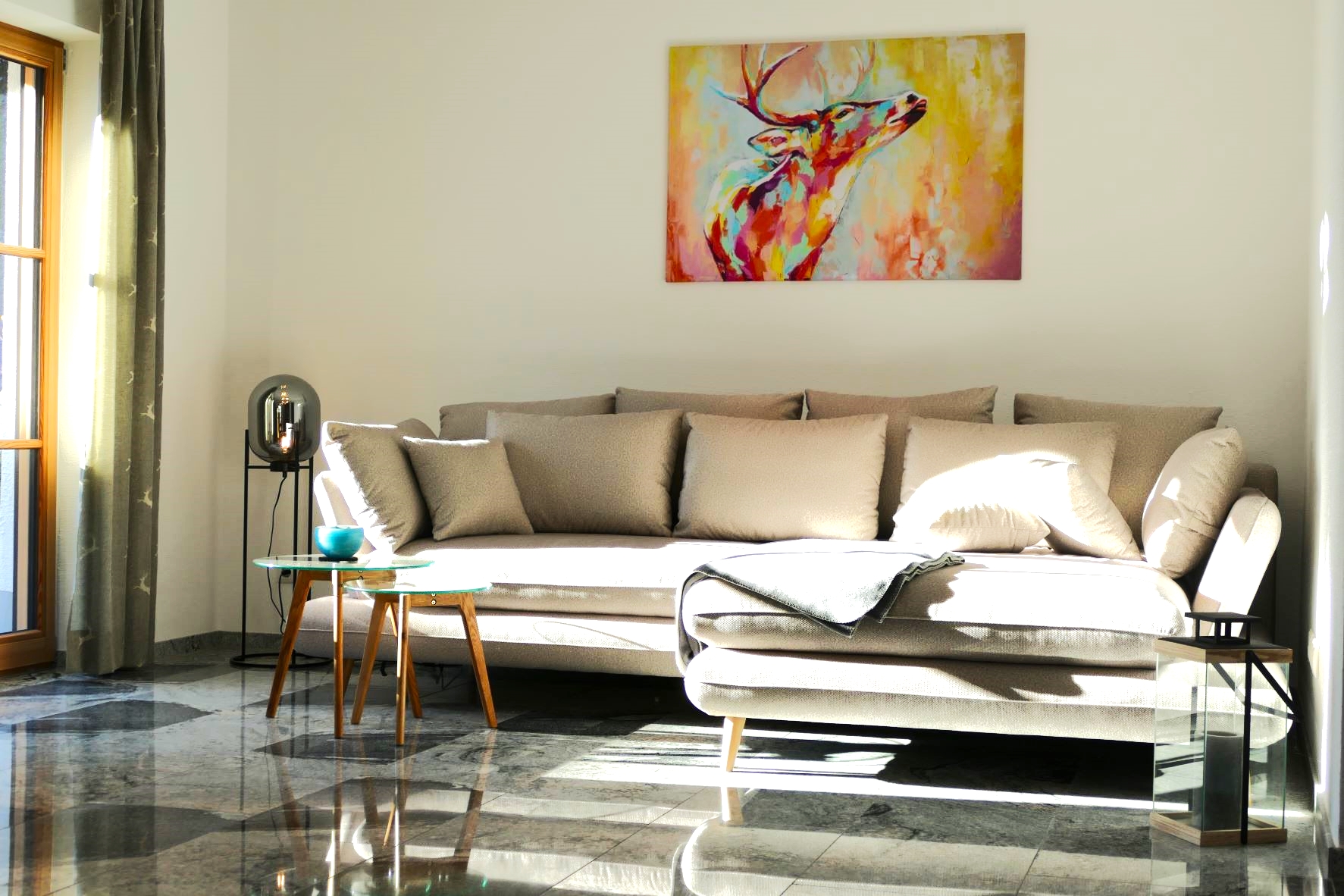 Ferienwohnung Sylvenstein Wohnkueche Couch2