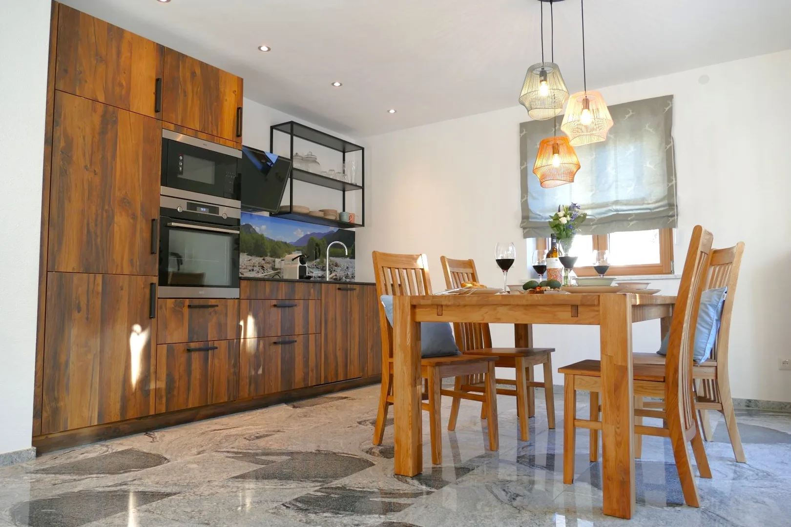 Ferienwohnung Sylvenstein Wohnkueche Kueche gesamt