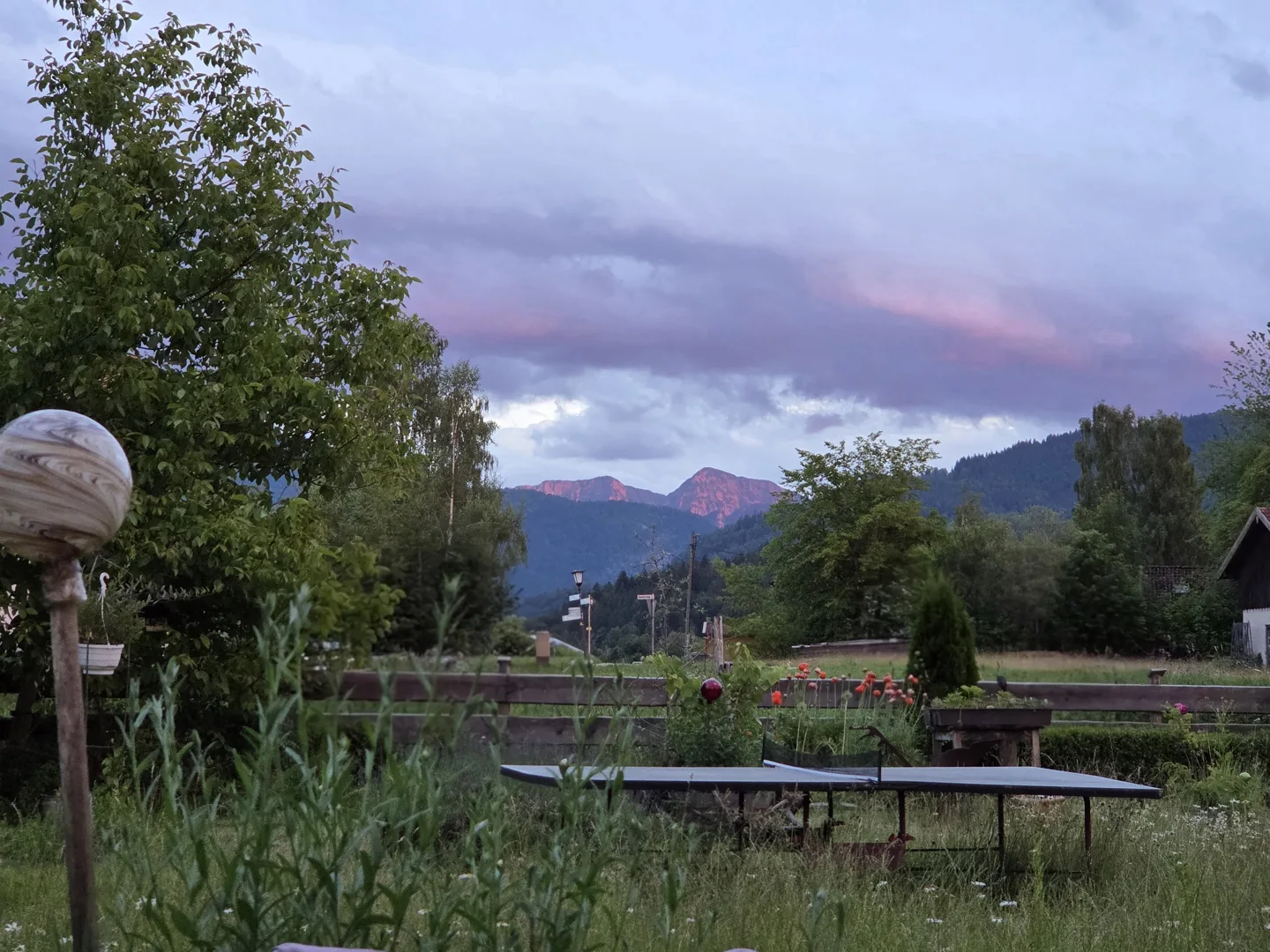 Garten Fewo Blick aufs Demmeljoch im Karwendel im abendrot