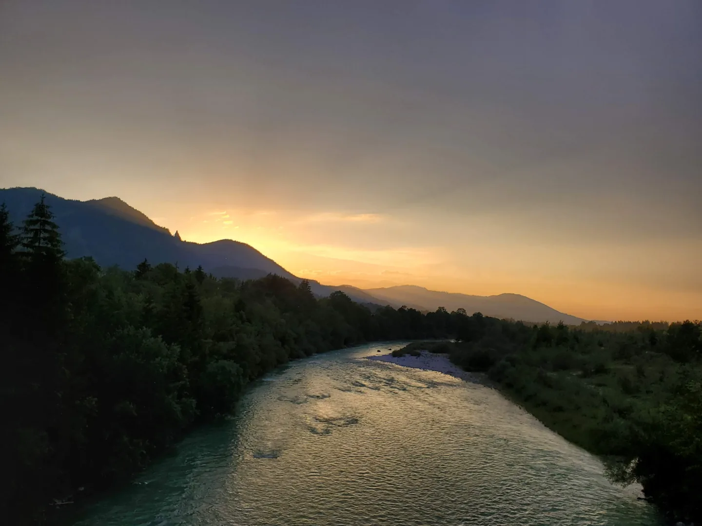 Isar mit Brauneck im Sonnenuntergang